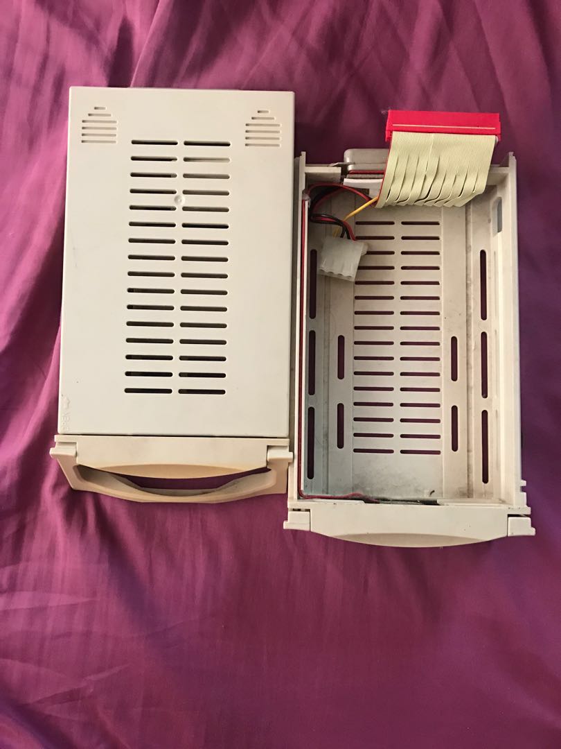 Removable IDE drive tray63164746989570110