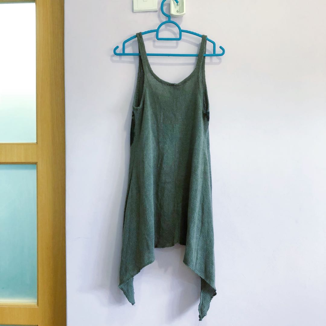 Singlet (Category: Sleeveless) located in Klang. Submitted by daphne22222 (Listing ID 172771313, Image 2). Description: Bust 76 Length 84.