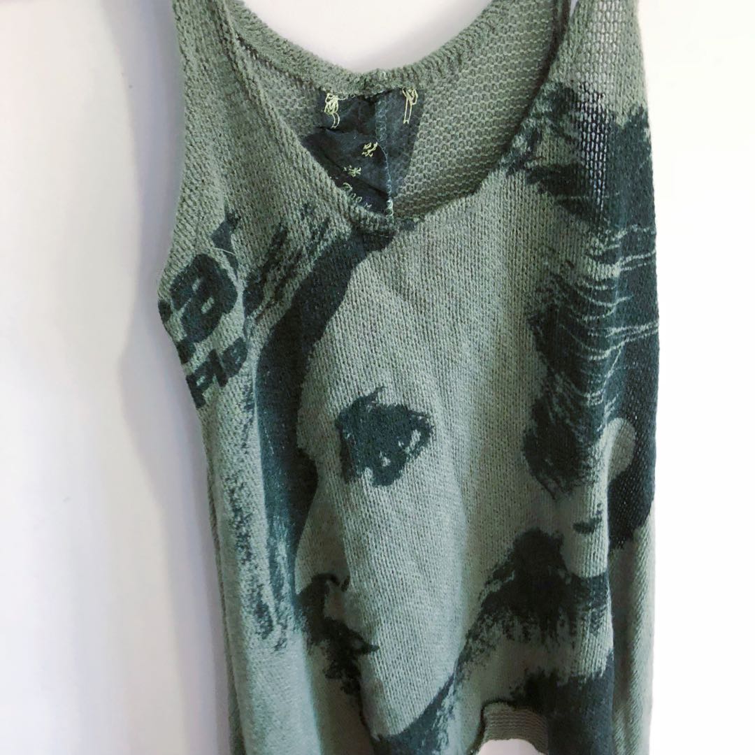 Singlet (Category: Sleeveless) located in Klang. Submitted by daphne22222 (Listing ID 172771313, Image 3). Description: Bust 76 Length 84.