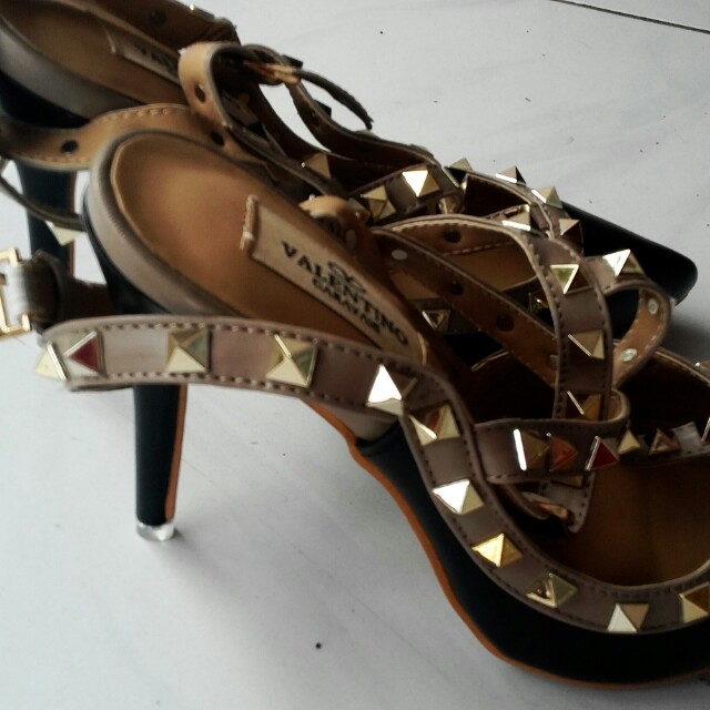 harga heels valentino