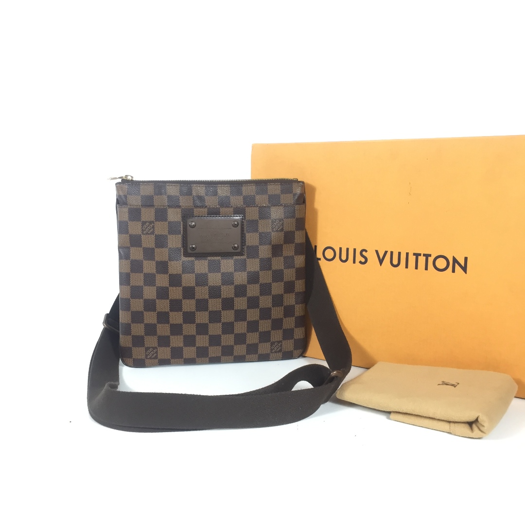 Louis Vuitton Damier Ebene Trousse Pochette, Luxury, Bags & Wallets on  Carousell