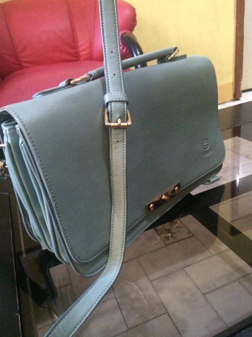 Rush sale!! (Category: Cross-body Bags) located in Manila. Submitted by randomace3 (Listing ID 172968889, Image 2). Description: .