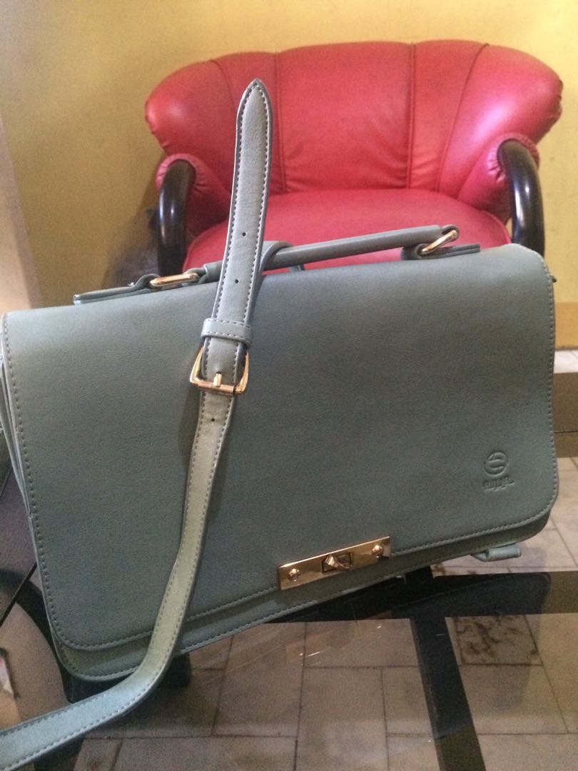 Rush sale!! (Category: Cross-body Bags) located in Manila. Submitted by randomace3 (Listing ID 172968889, Image 3). Description: .