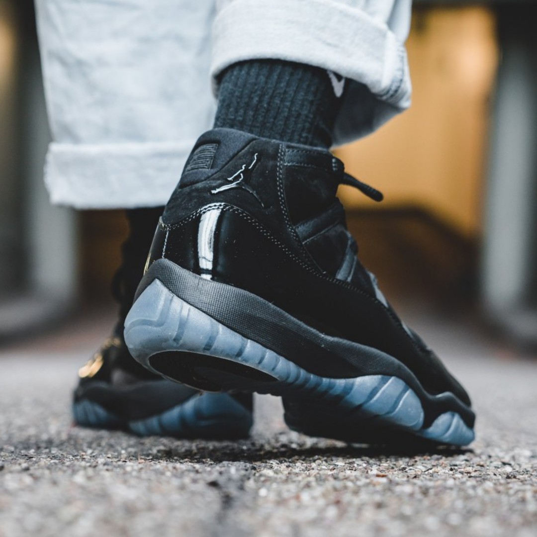Nike air jordan 11 retro cap and gown outlet