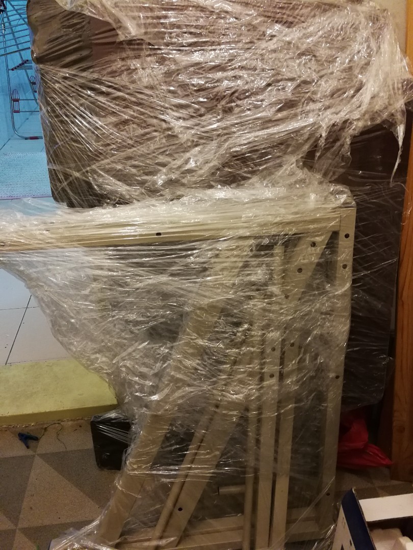 Computer table (Category: Tables & Sets) located in Singapore. Submitted by morespampls (Listing ID 173094947, Image 2). Description: Kept in long term storage, pls assemble yourself. In plus side, easy to transport.