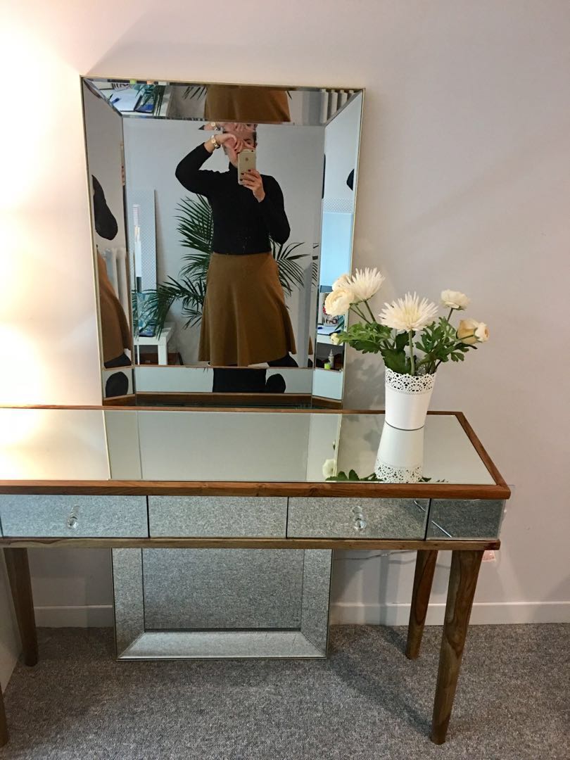 Dressing table (Category: Home & Furniture) located in Toronto. Submitted by gusia (Listing ID 172630917, Image 2). Description: .
