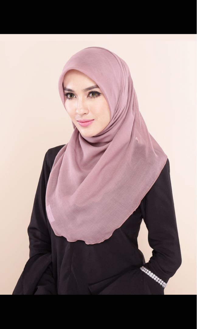 Tip Pemilihan Warna Tudung Yang Sesuai Dipadankan Dengan Jubah Hitam, Para Hijabi Wajib Tahu!