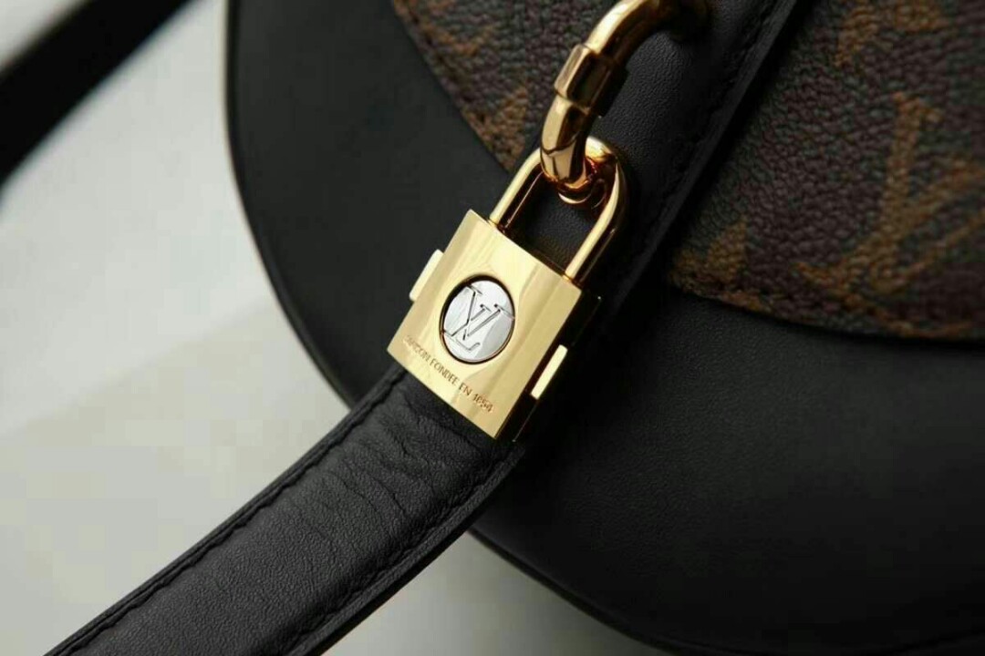 Chantilly lock cloth handbag Louis Vuitton White in Cloth - 6018940