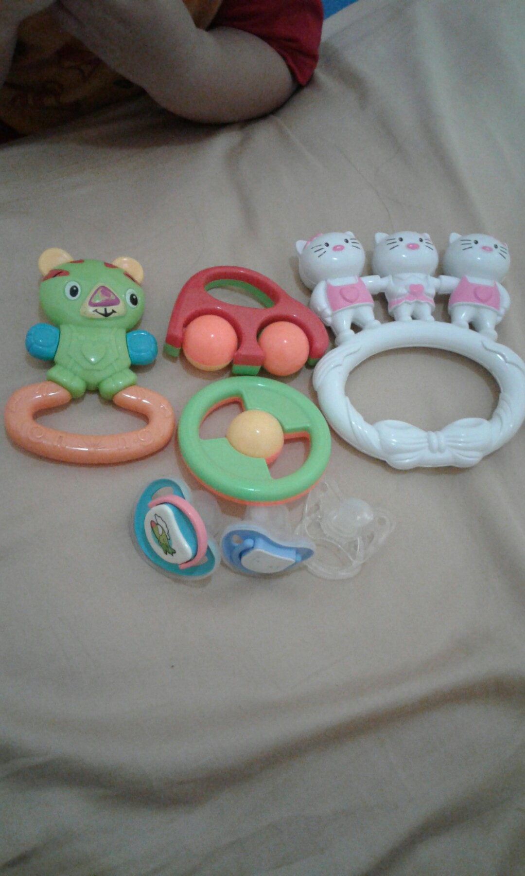 take all mainan krincingan plus empeng baby Bayi & Anak Baju Bayi photo photo photo