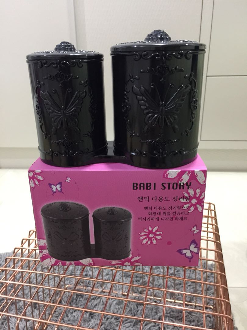 Storage case (Category: Everything Else) located in Singapore. Submitted by lavendarblue (Listing ID 173379225, Image 1). Description: Brand new storage container. Useful for cotton buds and cotton puffs. Can be for any other trinkets too! .