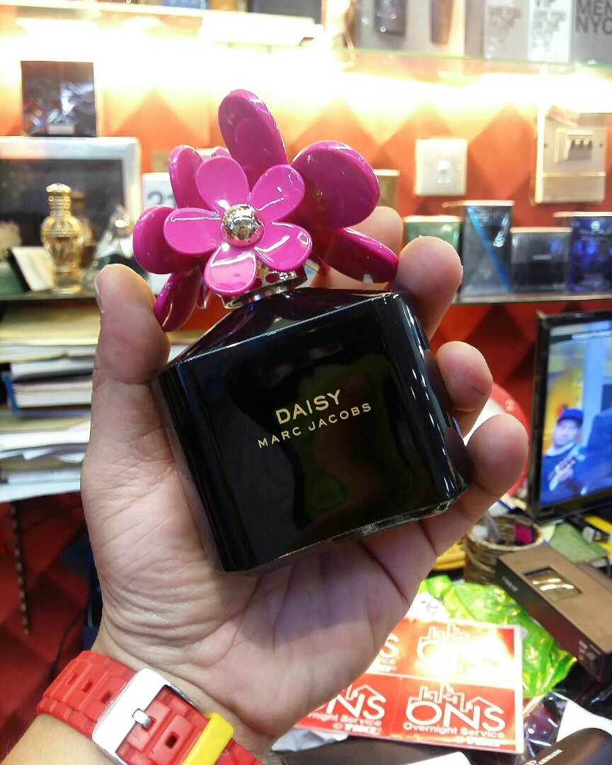 marc jacobs daisy hot pink