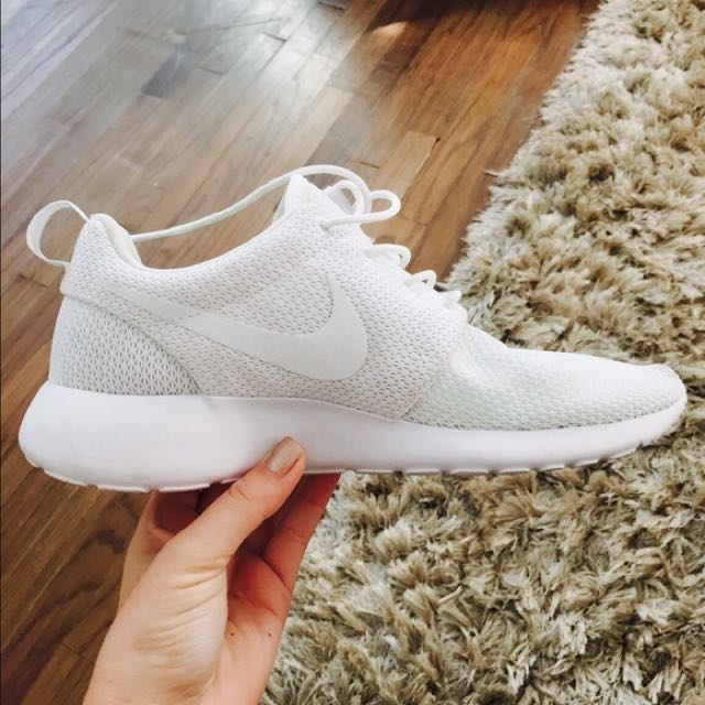 nike all white roshe run