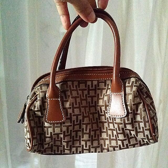 brown tommy hilfiger purse