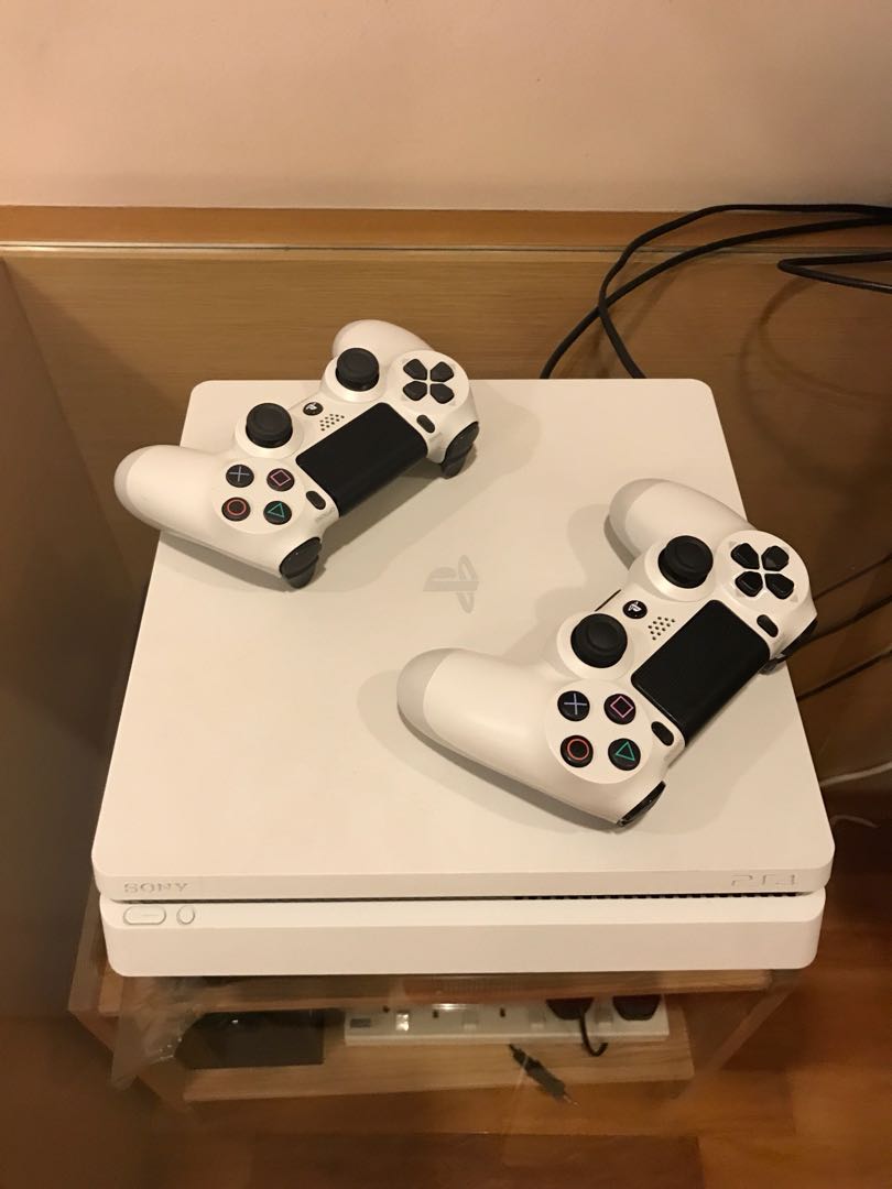 ps4 white 2 controllers