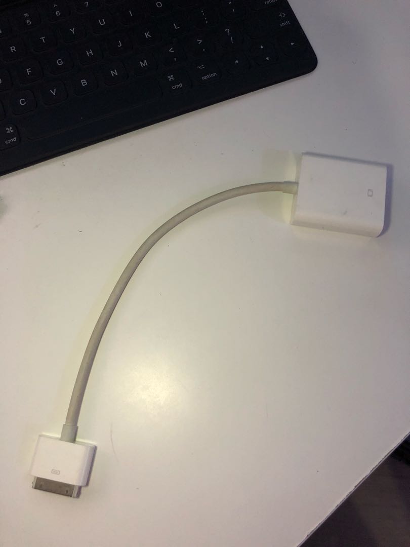 Apple 30pin to VGA Adapter, 電腦＆科技, 電腦周邊及配件, 電腦線、轉接線及轉換器 Carousell