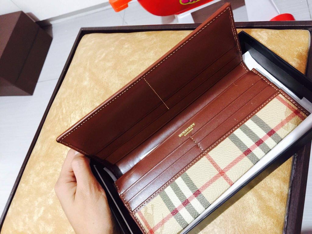 Repricred)Used Burberry wallet original, Women's Fashion, Bags & Wallets,  Wallets & Card holders on Carousell