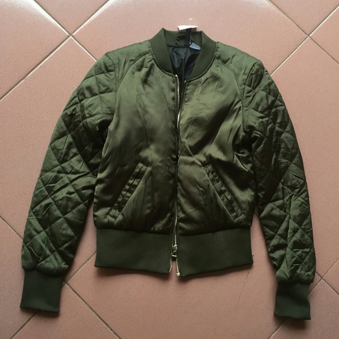 Jaket bomber H M divided new ori 100 Fesyen Wanita Pakaian Wanita di Carousell