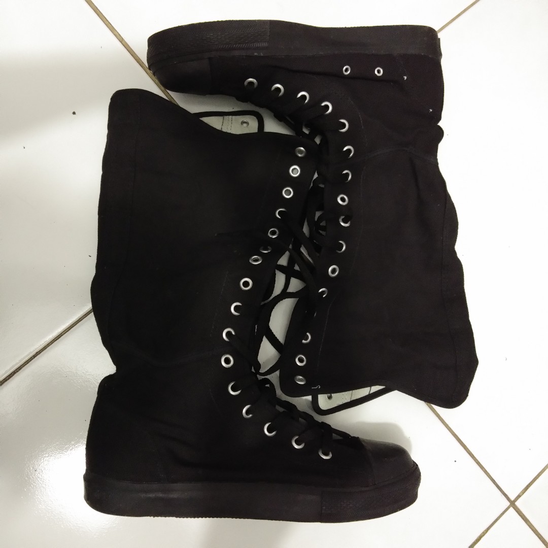 Sepatu Converse Keren Tinggi Sebetis Fesyen Pria Sepatu Di Carousell