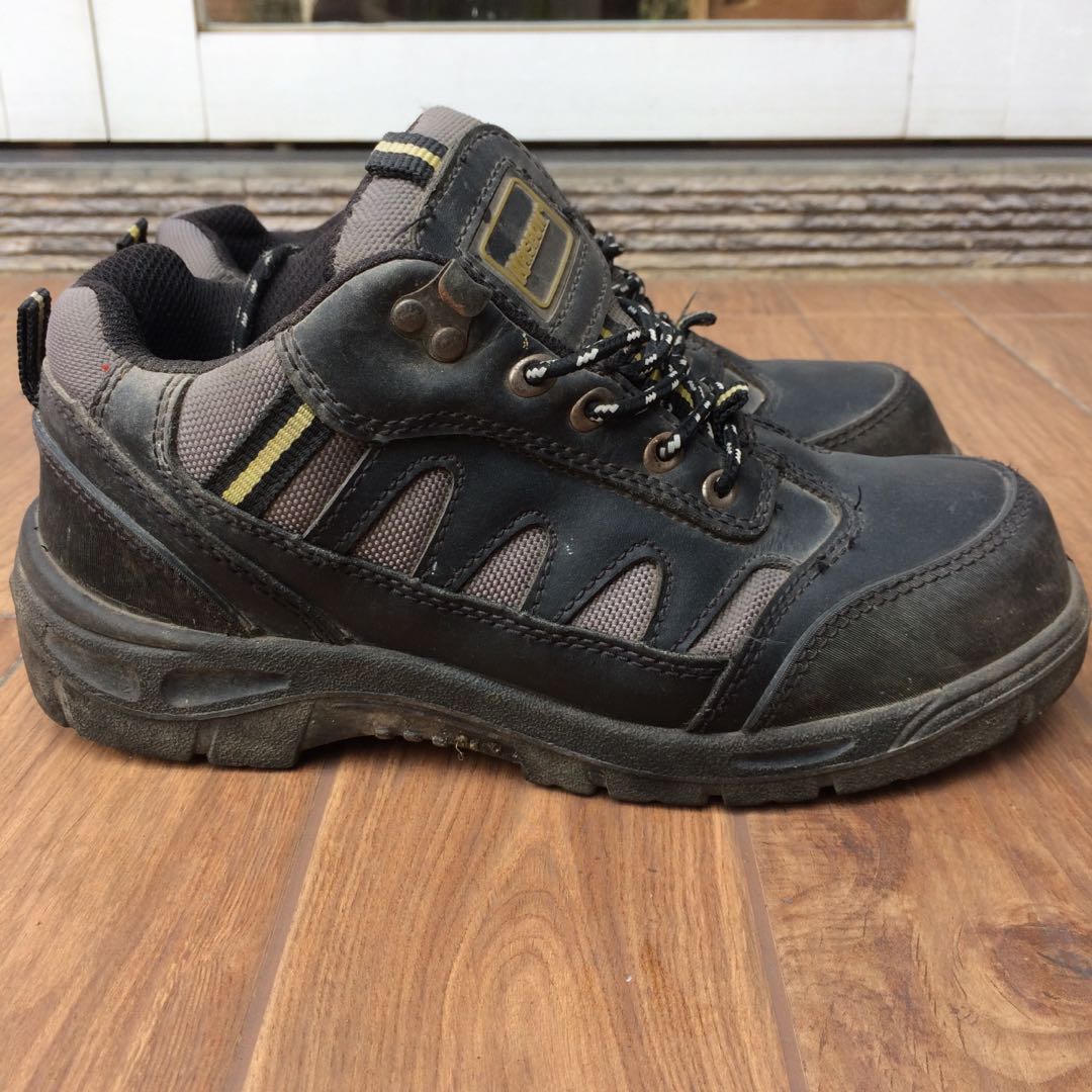 Sepatu Lapangan Krisbow Fesyen Pria Sepatu Di Carousell