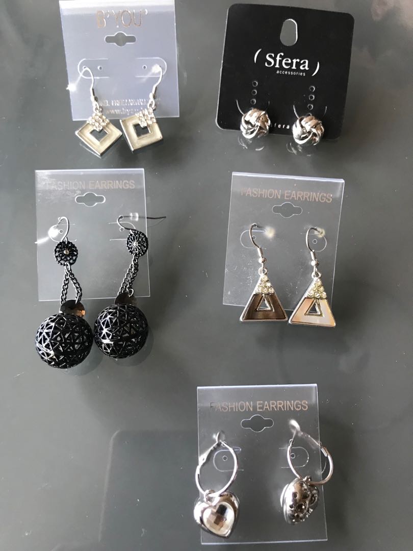 Earrings samples （分類：耳環）位於 Hong Kong。 由 makmamami 提交（商品編號 174105247，圖片 3）。簡介： Earrings and rings samples $28 for each please capture the one interested If take more can negotiate a little bit 。