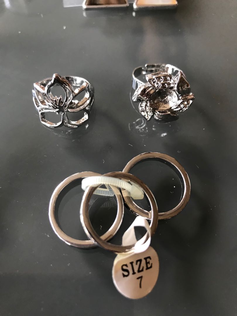 Earrings samples （分類：耳環）位於 Hong Kong。 由 makmamami 提交（商品編號 174105247，圖片 2）。簡介： Earrings and rings samples $28 for each please capture the one interested If take more can negotiate a little bit 。