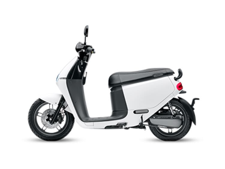 二手 Gogoro 2 Plus 白色 機車 電動機車在旋轉拍賣