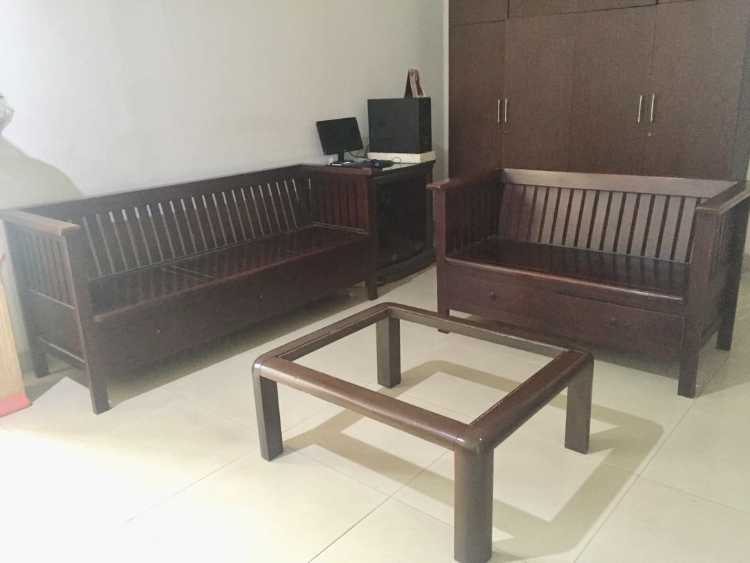 Kursi Kayu Jati Jepara Satu Set Perabotan Rumah Di Carousell Kursi lengan kulit dengan struktur kayu yang dilengkapi ottoman berdesain serupa. kursi kayu jati jepara satu set