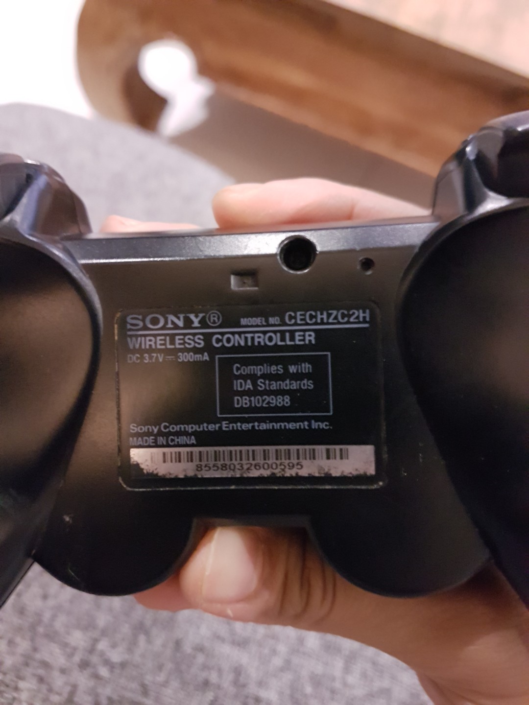 PS3 Controller (Category: Controllers) located in Singapore. Submitted by thatsmybaby (Listing ID 174180575, Image 2). Description: 1 active controller (vibration) 1 is not.