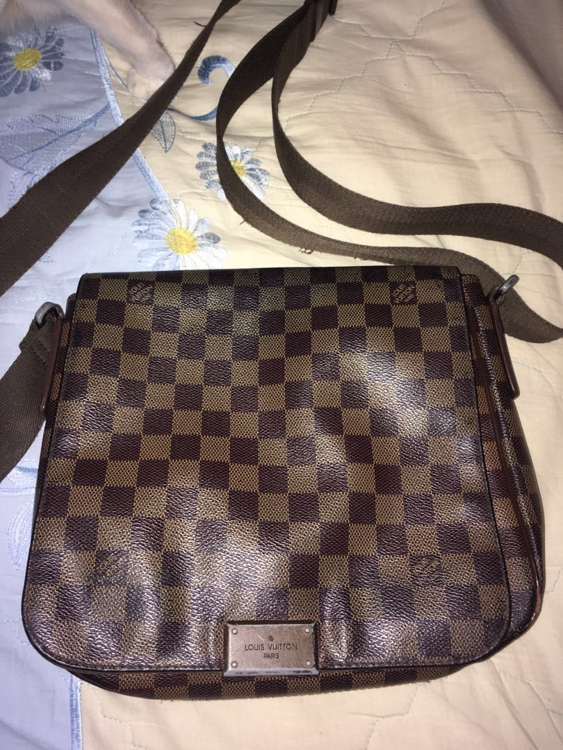 Louis Vuitton Messenger Bag & Sling Bag Lelaki, Men's Fashion, Watches &  Accessories, Wallets & Card Holders on Carousell