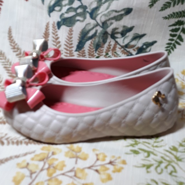 AUTHENTIC GRENDENE KIDS BARBIE Flat Shoes (Category: Babies & Kids Fashion) located in Legazpi City. Submitted by deenine17 (Listing ID 174304131, Image 3). Description: 🌟color beige 🌟with original box 🌟size USA 11 BRA 26/27 EUR 28/29 🌟needs cleaning.