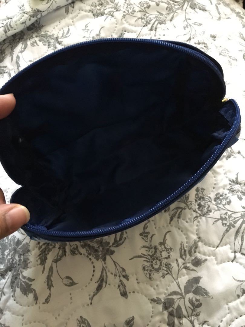 Makeup pouch (Category: Health & Beauty Others) located in Toronto. Submitted by riley74 (Listing ID 174196836, Image 3). Description: .