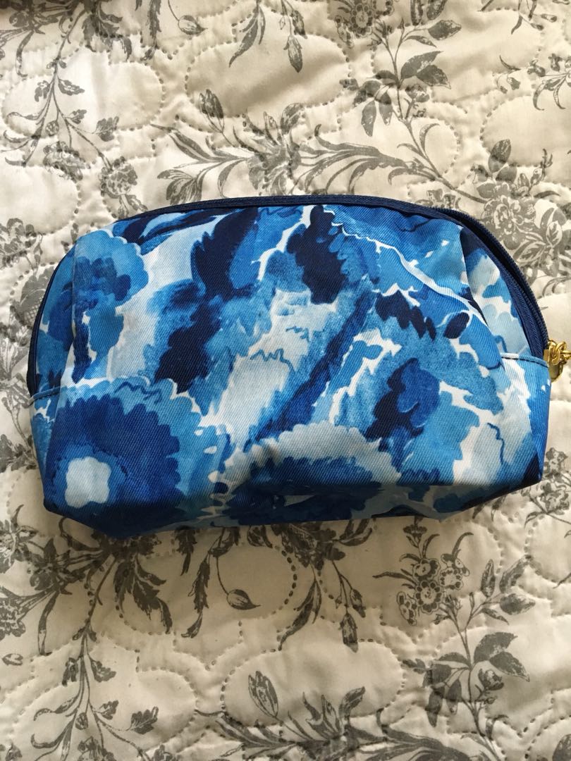 Makeup pouch (Category: Health & Beauty Others) located in Toronto. Submitted by riley74 (Listing ID 174196836, Image 2). Description: .