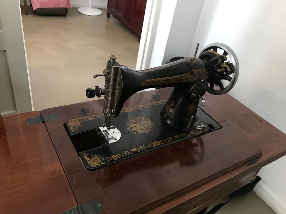 Singer sewing machine head, Hobbies & Toys, Memorabilia & Collectibles