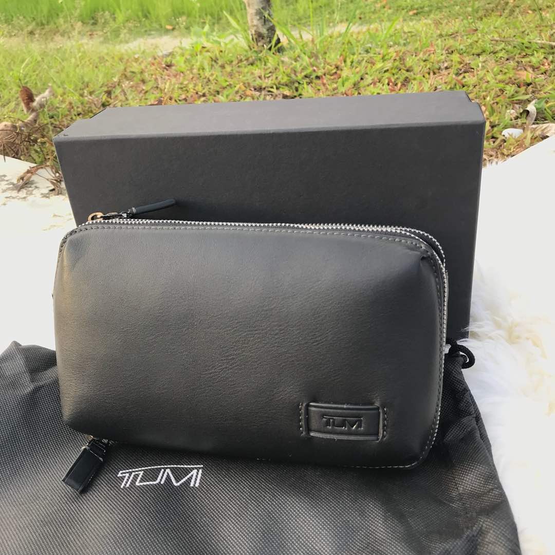Tumi discount clutch man