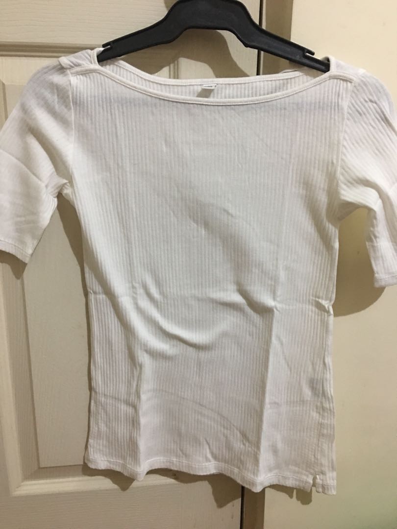 Uniqlo Blouse (Category: Blouses) located in Cainta. Submitted by abbiegurl (Listing ID 174198752, Image 2). Description: .
