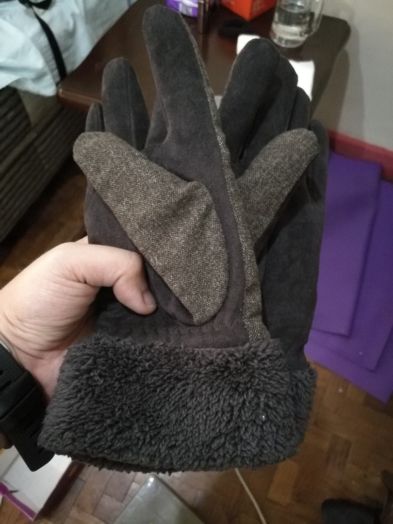 Uniqlo Gloves, Women's Fashion, Watches & Accessories, Gloves on Carousell