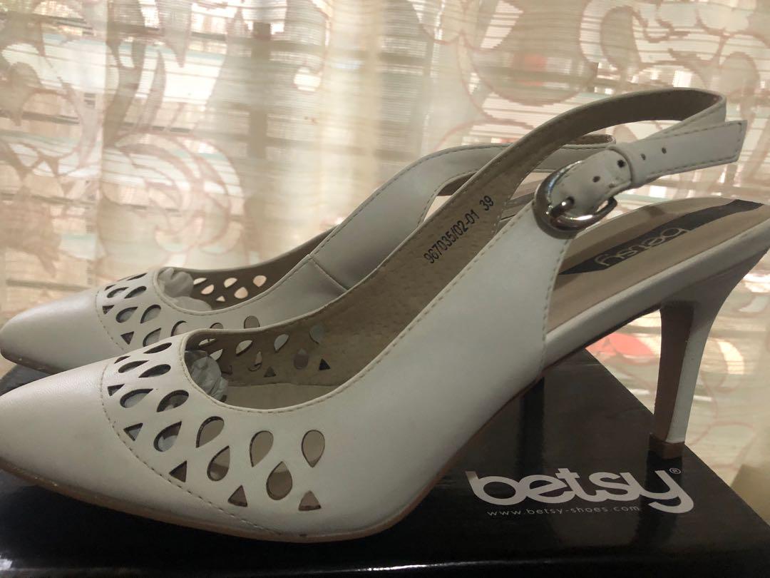 White Heels (Category: Heels) located in Manila. Submitted by elan_byk (Listing ID 174428817, Image 2). Description: It's actually super nice in person. I bought it online last year from Zalora but it doesn't fit my size. I never used it and was stored in the box only. There's a small chipped off part in the heel due to storage. Selling it low. Box included.