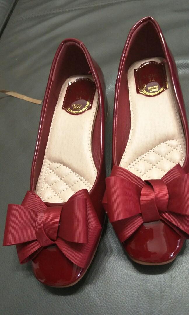 ladies red low heel shoes