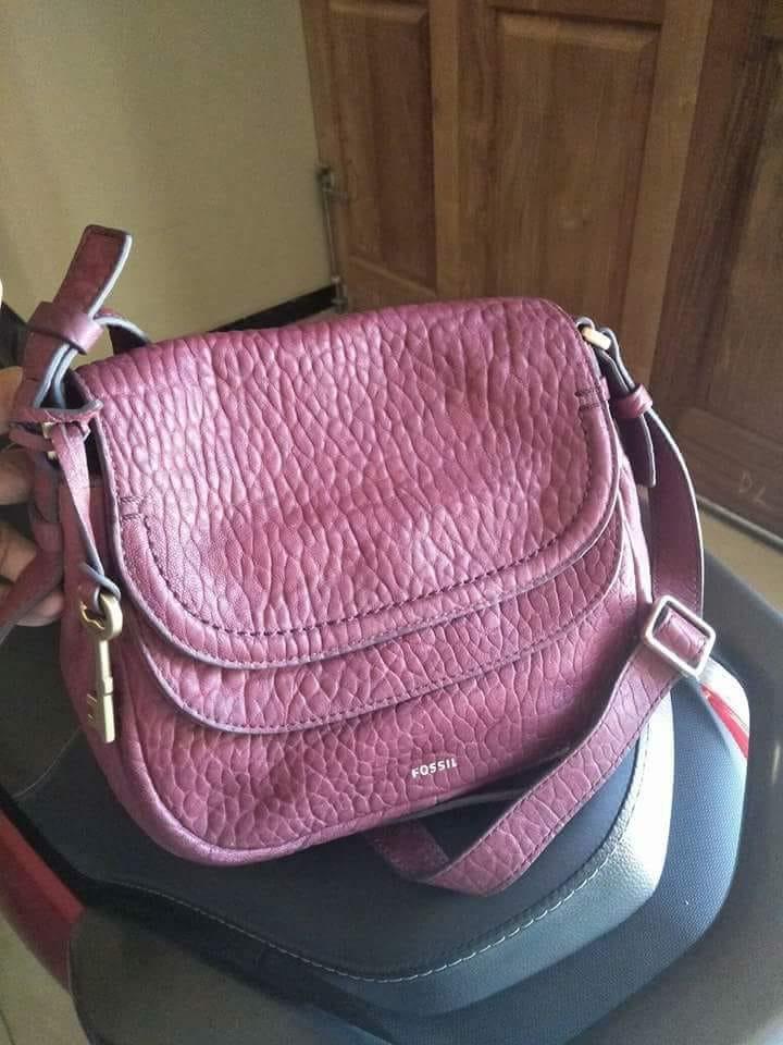 Fossil peyton small wine Fesyen Wanita Tas Dompet di Carousell