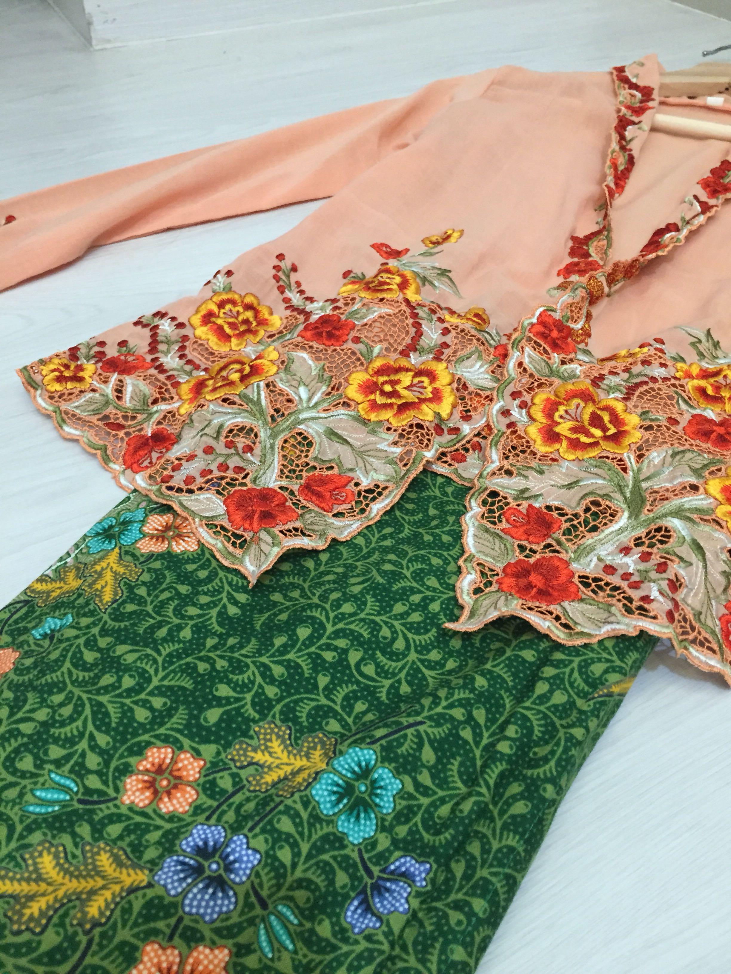 Kebaya Nyonya Lemak Ketam Soft Peach Field Green Women S Fashion Dresses Sets Traditional Ethnic Wear On Carousell