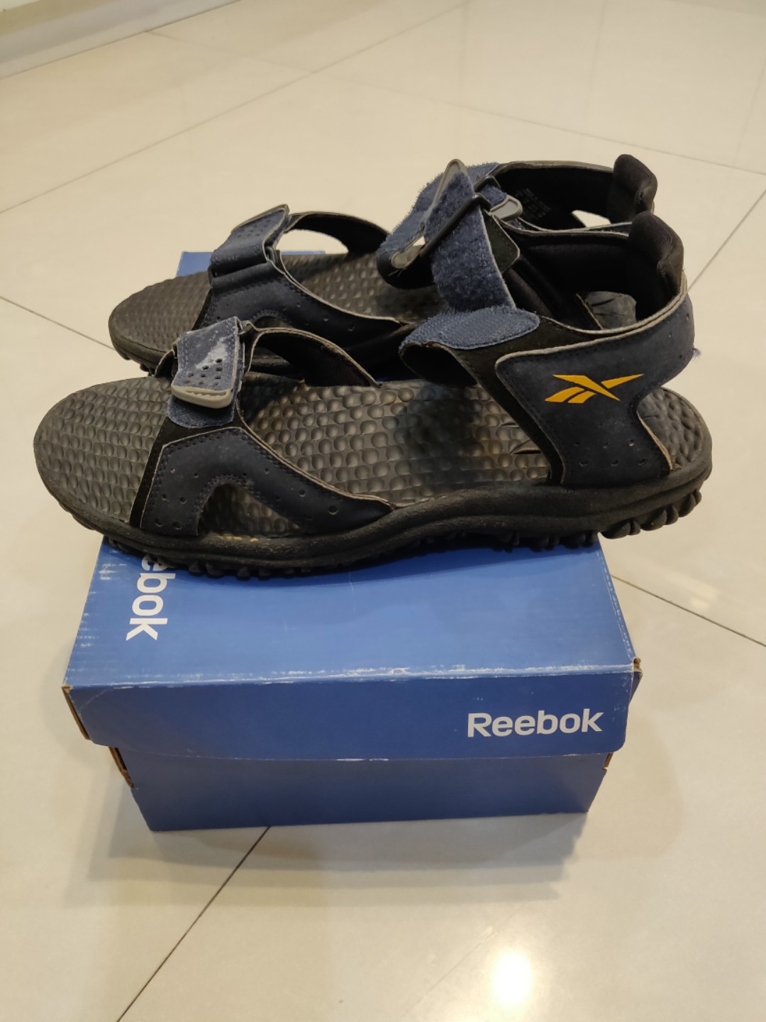 Sepatu sandal reebok on sale
