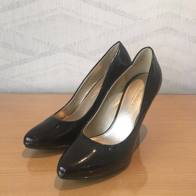 payless black pumps