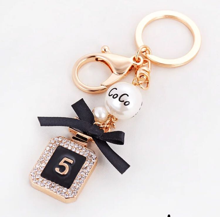Chanel No. 5 Perfume Bag Charm Keychain #quirkypurse #chanel #chanelno5  #perfume #parfum #keychain #keyri…