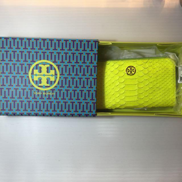 Authentic Tory burch Neon Python Wallet (Category: Bags & Wallets) located in Singapore. Submitted by sallyelisha (Listing ID 98180545, Image 1). Description: Condition 7.5/10 comes with box and card Preloved Dm me for more pictures if interested :).
