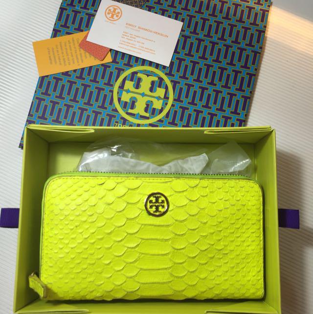 Authentic Tory burch Neon Python Wallet (Category: Bags & Wallets) located in Singapore. Submitted by sallyelisha (Listing ID 98180545, Image 2). Description: Condition 7.5/10 comes with box and card Preloved Dm me for more pictures if interested :).