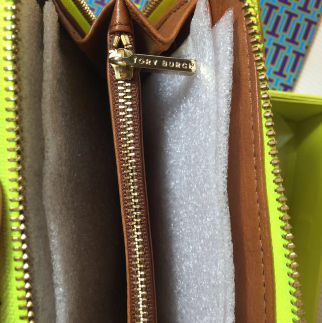 Authentic Tory burch Neon Python Wallet (Category: Bags & Wallets) located in Singapore. Submitted by sallyelisha (Listing ID 98180545, Image 3). Description: Condition 7.5/10 comes with box and card Preloved Dm me for more pictures if interested :).