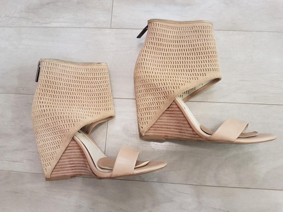 bcbg sandals