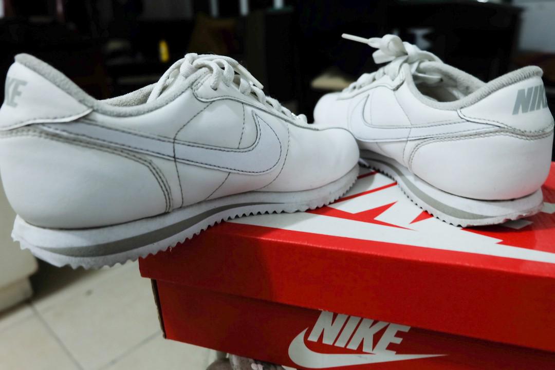 NIKE CORTEZ CLASSIC WHITE (RUSH!!!) FREE SHIPPING (Category: Sneakers) located in Paranaque City. Submitted by lavenderlagoon (Listing ID 174762654, Image 2). Description: Preloved Nike Cortez Classic White Size: 6 Rfs: buying new shoes Please lower expectations for preloved items. Needs cleaning Has flaws (see pics) (may onting stain and gasgas) Original!! If proven fake, 100% of your money will be fully refunded. Comes with box and accessories 
