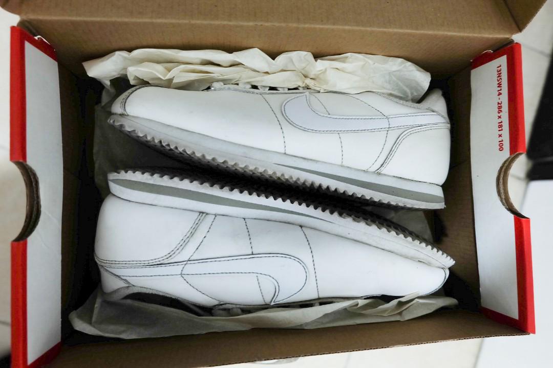 NIKE CORTEZ CLASSIC WHITE (RUSH!!!) FREE SHIPPING (Category: Sneakers) located in Paranaque City. Submitted by lavenderlagoon (Listing ID 174762654, Image 1). Description: Preloved Nike Cortez Classic White Size: 6 Rfs: buying new shoes Please lower expectations for preloved items. Needs cleaning Has flaws (see pics) (may onting stain and gasgas) Original!! If proven fake, 100% of your money will be fully refunded. Comes with box and accessories 