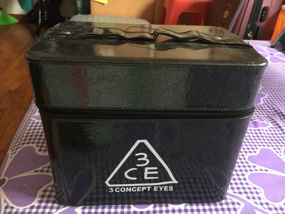 Makeup box (Category: Makeup) located in Singapore. Submitted by mpallavi (Listing ID 174987362, Image 1). Description: Pristine conditioned make up box. Rarely used..